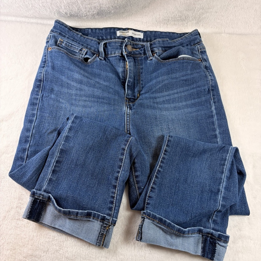 Signature Levi Strauss Mid-Rise Capris Cuffed Size 6 Medium Wash Cuffed Stretch‎